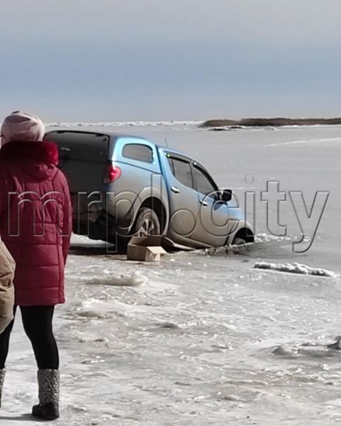 На мариупольском пляже автомобиль попал в ледяную ловушку (ФОТОФАКТ)