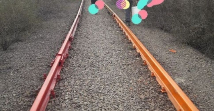 В Мариуполе появилась разноцветная железная дорога? (ФОТО)