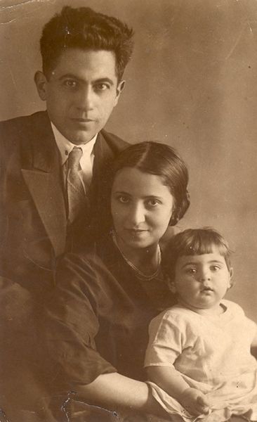Георгий Константинович Агапьев с женой Ефросиньей и дочерью Галиной. 18.01.1935