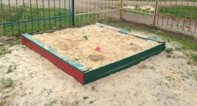На детской площадке в Мариуполе из-за опасного растения снимут грунт с тротуаром вместе (ФОТО)