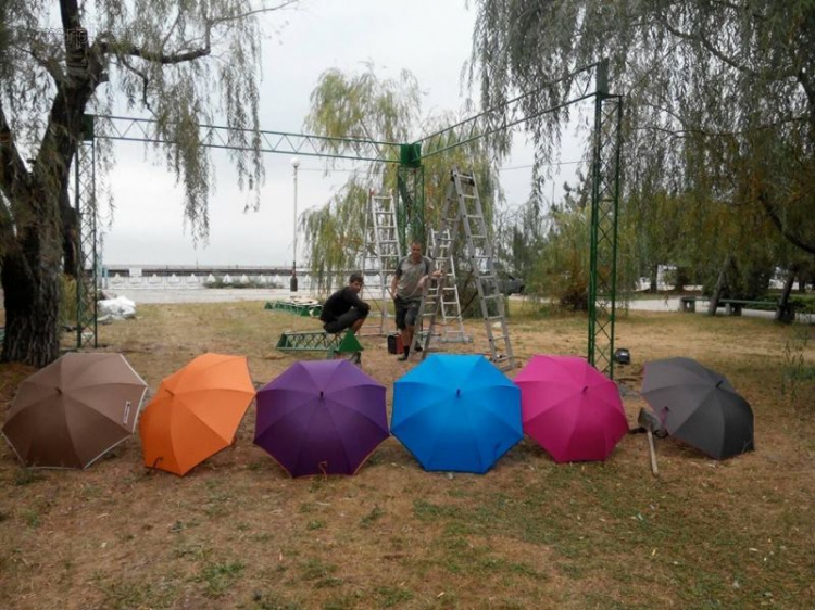 В Мариуполе начата сборка праздничной, новой городской достопримечательности «Umbrella» (ФОТО)