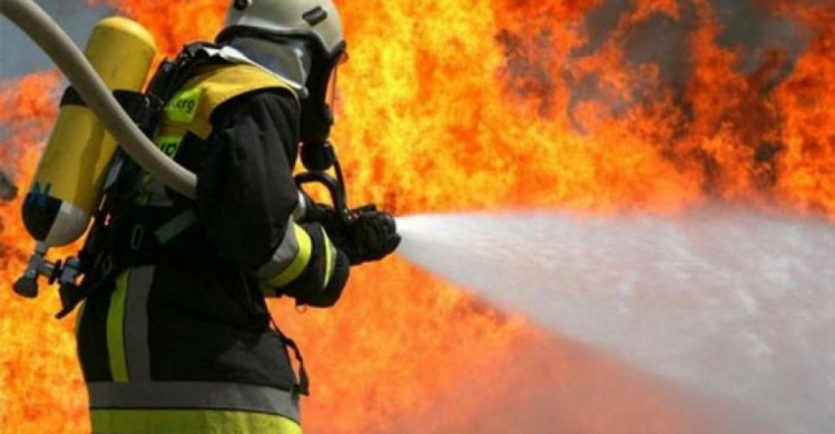 В Мариуполе при пожаре едва не сгорела женщина