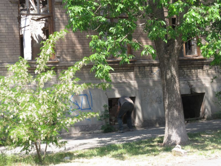 Мариупольцы по кирпичику растаскивают историческое здание (ФОТО)