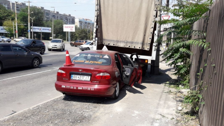 В Мариуполе автомобиль автошколы «влетел» в грузовик (ФОТО)