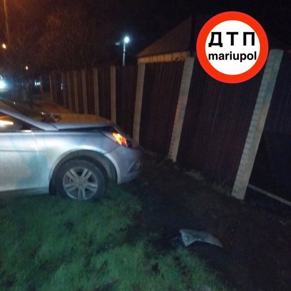 В Мариуполе авто врезалось в забор: содержание алкоголя в крови водителя зашкаливало