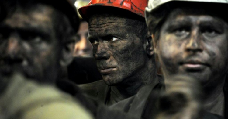 Обрушение шахты на Донбассе: под землей все еще заблокированы два горняка