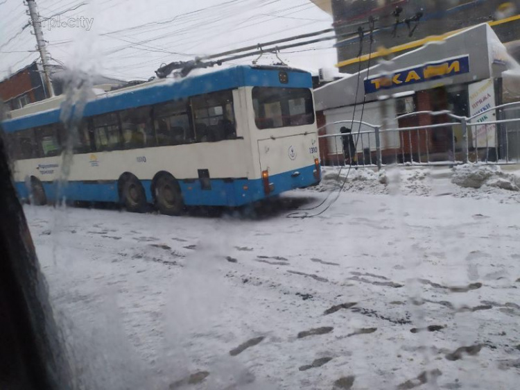 В центре Мариуполя парализовано движение троллейбусов (ФОТО)