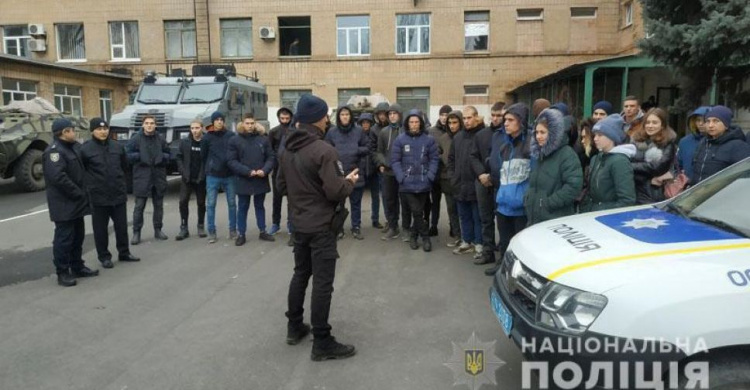 Задержание противника и полицейское оружие: мариупольская «Академия полиции» приняла будущих абитуриентов (ФОТО)