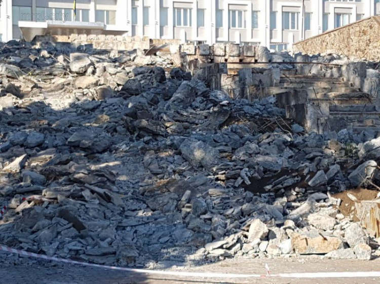Парк Гурова в Мариуполе лишили тротуарной плитки (ФОТО)