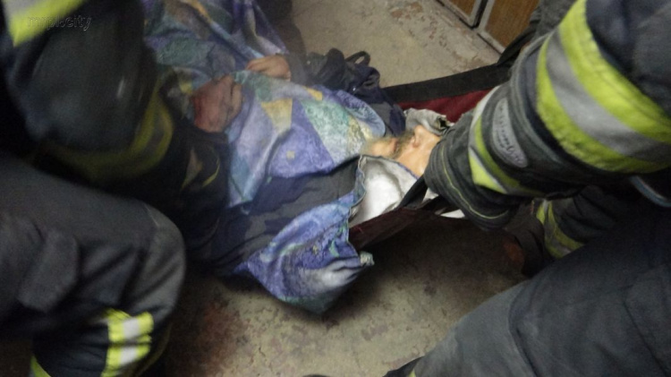Пожар в Мариуполе: мужчина едва не сгорел на собственном диване (ФОТО+ДОПОЛНЕНО)