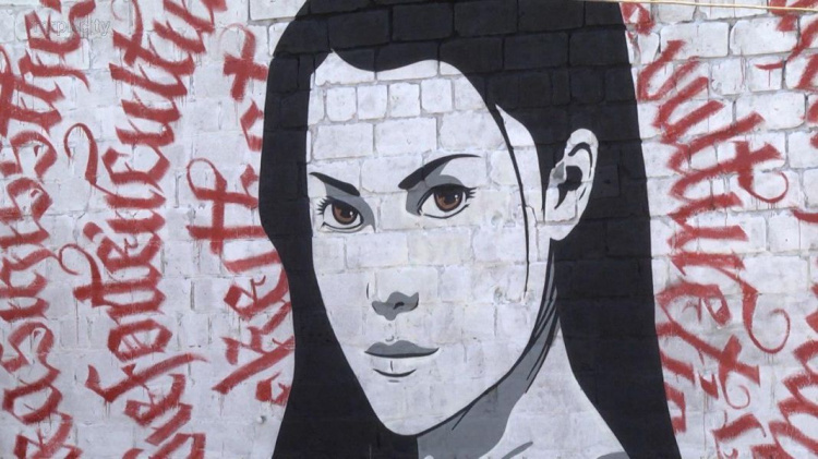 В Мариуполе на школьной площадке появился стрит-арт с девушкой и песней (ФОТО)