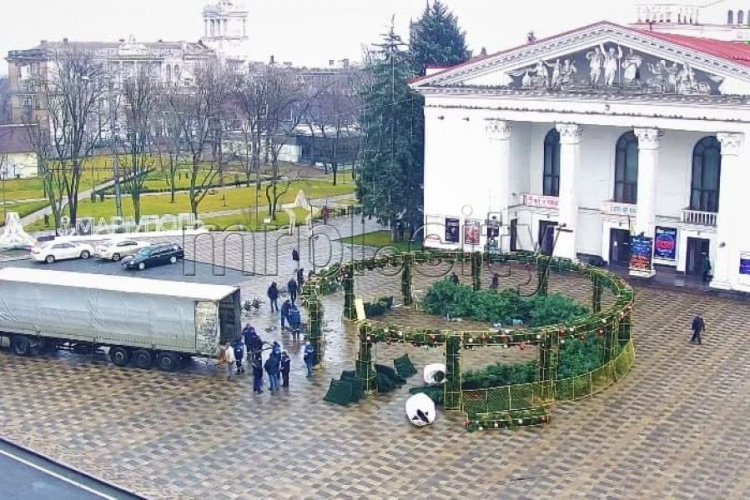 Главную елку Мариуполя увезли с Театральной площади