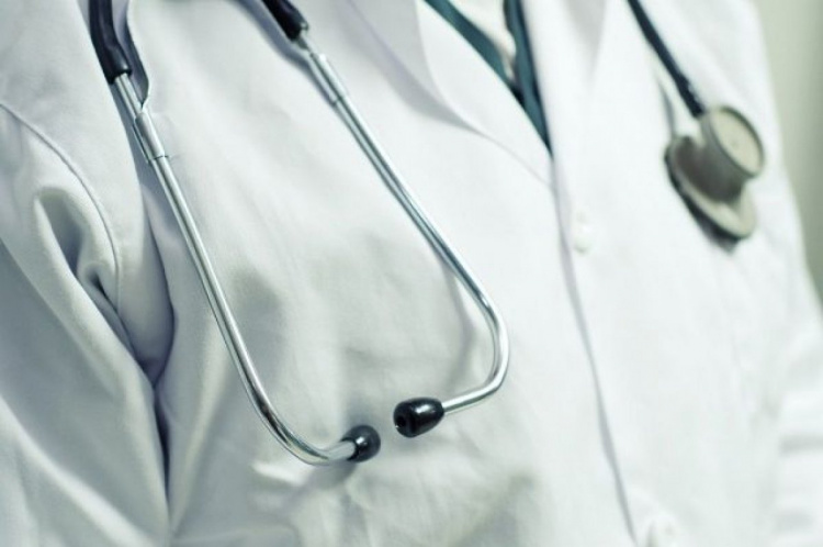 У Маріуполі лікарям пропонують зарплати двірників – у місті не вистачає медиків