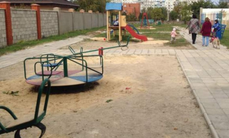 На детской площадке в Мариуполе из-за опасного растения снимут грунт с тротуаром вместе (ФОТО)
