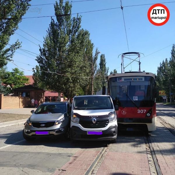 В Мариуполе трамвай и легковушка «зажали» микроавтобус