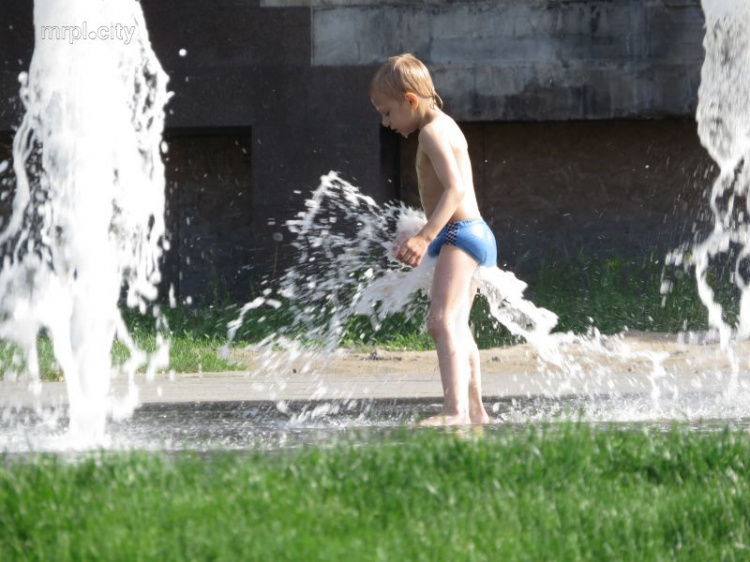 Жара: Мариупольцы массово спасаются от зноя в фонтанах (ФОТО+ВИДЕО)