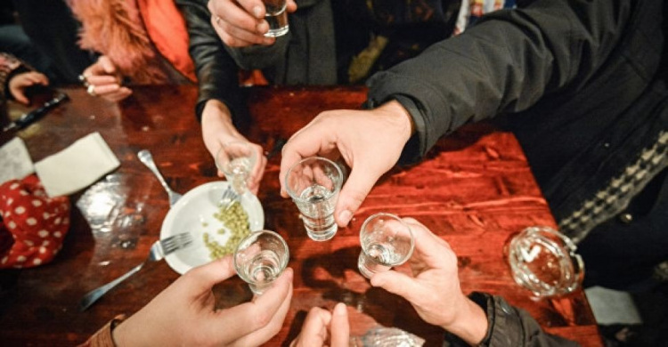 Наливайки «под прицелом»: с начала года в Мариуполе изъяли некачественного алкоголя почти на 250 тысяч гривен