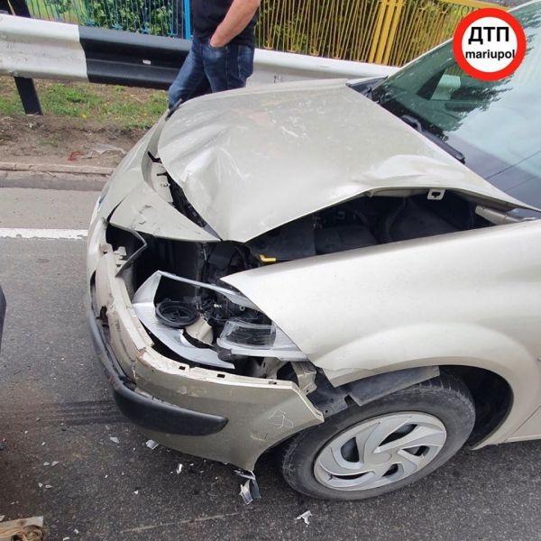На мариупольском мосту авария с тремя автомобилями: есть пострадавшие (ФОТО)