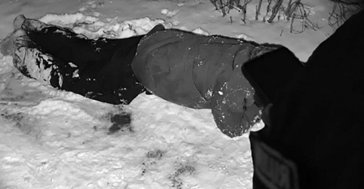 В центре Мариуполя пожилой мужчина лежал в снегу без обуви