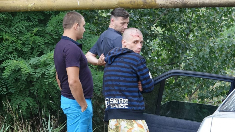 В Мариуполе пьяный водитель снес ограждение моста и завис над рекой (ФОТО)