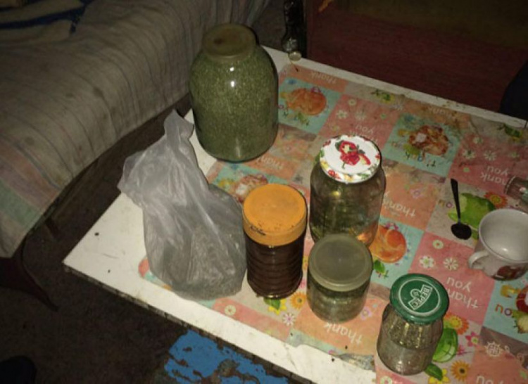 Житель мариупольского поселка заготовил на зиму 5 банок конопли (ФОТО)