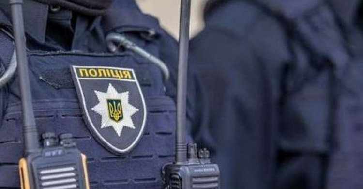 Красные элементы в одежде: украинцев просят сообщать в полицию о подозрительных людях