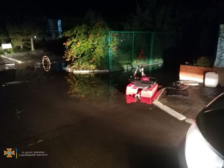 В Мариупольском районе сотни кубометров воды затопили базу отдыха и частные дворы