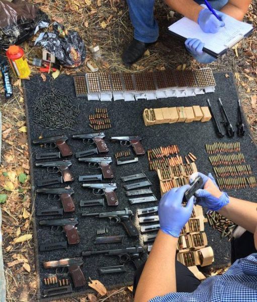 В мариупольском гараже обнаружен схрон боевиков с ворованным оружием и боеприпасами (ФОТО)