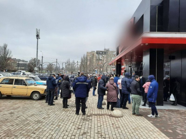 Мариупольцы стоят в очереди к банкоматам и в магазины (ФОТОФАКТ)