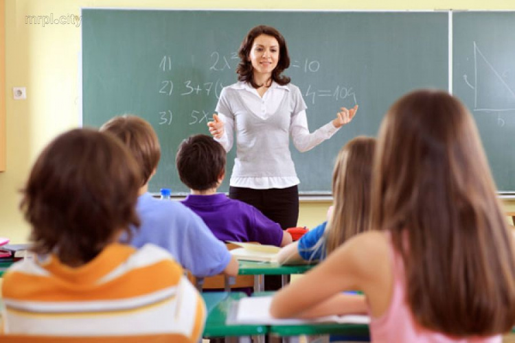 Мариупольским учителям снова повысят зарплату