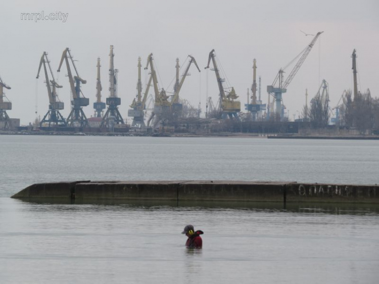 Золотоискатели в Мариуполе в спецкостюмах погрузились в Азовское море (ФОТОФАКТ)