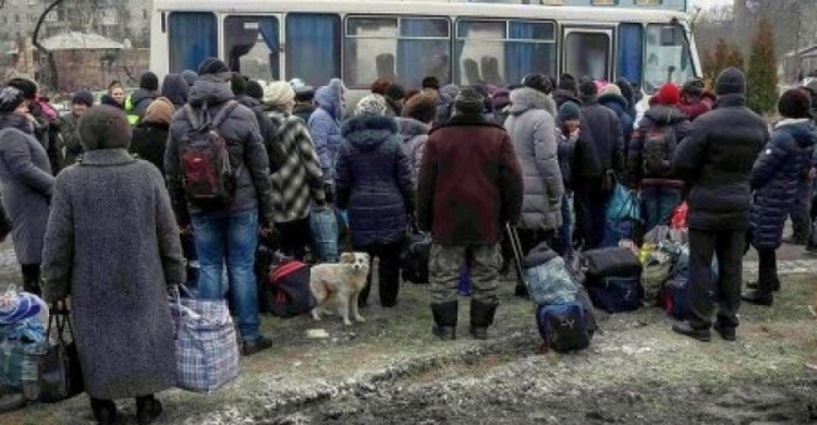 В Мариуполь доставили первых беженцев из Авдеевки