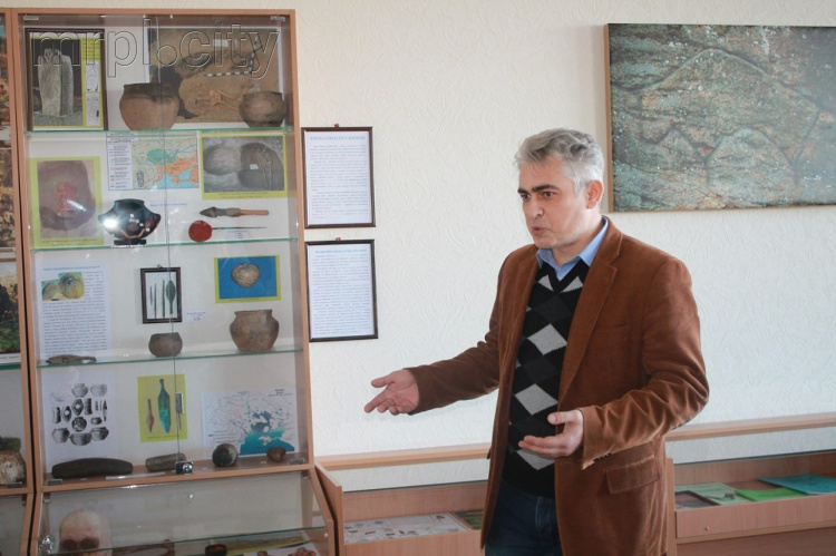 500 экспонатов увидели мариупольцы в открытом музее МГУ (ФОТО)