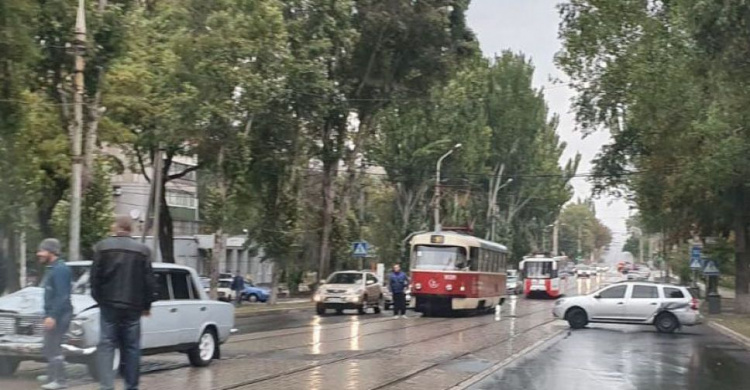 В Мариуполе столкновение двух легковушек парализовало движение трамваев (ФОТО)