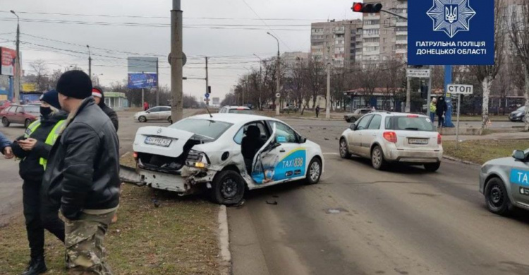 В Мариуполе - дорожная авария с пострадавшими. Водитель авто пытался сбежать