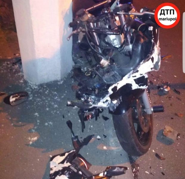 В Мариуполе пьяный мотоциклист «влетел» в столб (ФОТО)