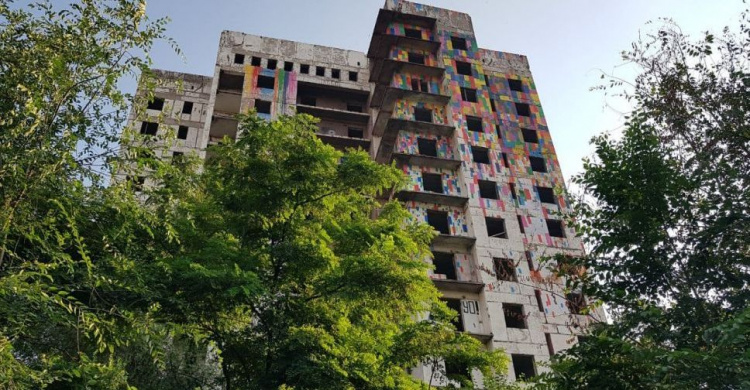 Серая «пизанская башня» в Мариуполе запестрела красками (ФОТОФАКТ)