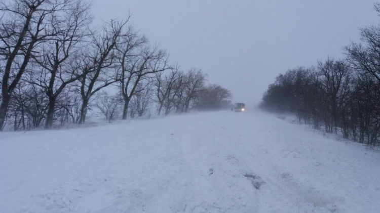 На трассе «Мариуполь-Запорожье» из снежной ловушки спасли 29 человек (ФОТО)