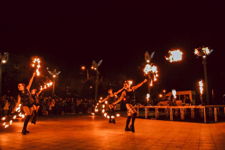 Танцы и паркур под открытым небом: как в Мариуполе прошел фестиваль уличной культуры (ФОТОРЕПОРТАЖ)