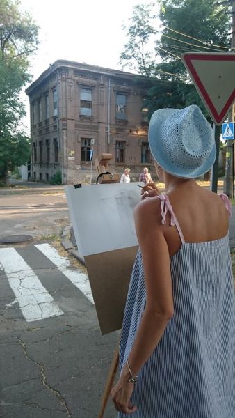 Начинающие художники вышли на улицы Мариуполя рисовать архитектуру (ФОТОФАКТ)