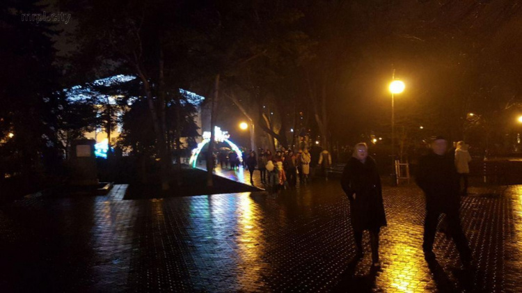 Дождь не помешал мариупольцам отпраздновать Новый год в центре города (ФОТОФАКТ)
