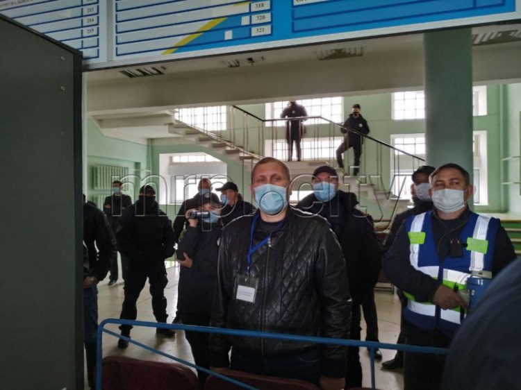 В Мариуполе активисты вновь пытаются сорвать сессию горсовета