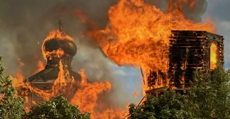 На Донетчине горит древний деревянный храм - с огнем борются 33 пожарных