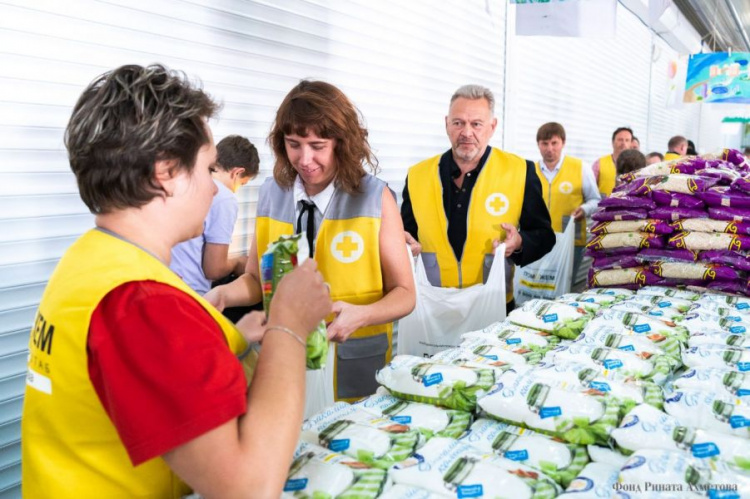 «Это сердце Гуманитарного штаба»: Фонд Рината Ахметова показал, как работает Распределительный центр