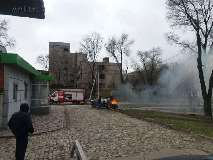 В центре Мариуполя вспыхнул автомобиль (ФОТО+ВИДЕО)