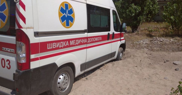 Под Мариуполем застрял автомобиль «скорой помощи»