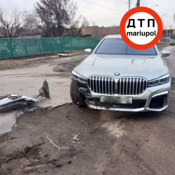 В Мариуполе водитель «BMW», пытаясь избежать ДТП, врезался в бордюр