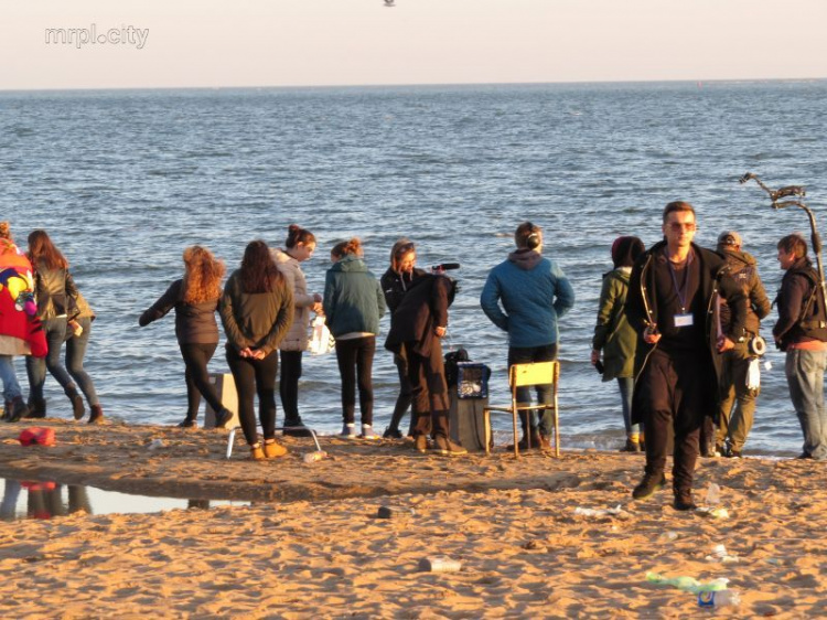 В Мариуполе тинейджеры завалили мусором пляж для съемок фильма о любви (ФОТО+ВИДЕО)