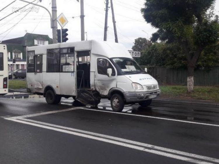 В Мариуполе легковушка влетела в автобус: есть пострадавшие (ФОТОФАКТ)
