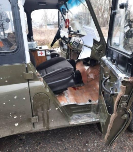На Донбассе боевики ранили мирного жителя за рулем